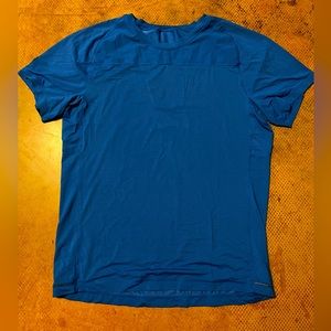 Men’s lululemon medium short sleeve shirt